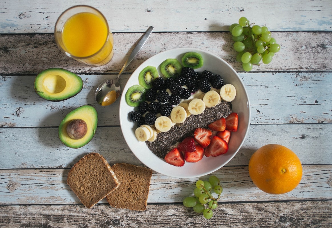 La redazione di Wellnessnutriflow al lavoro su contenuti di nutrizione sana